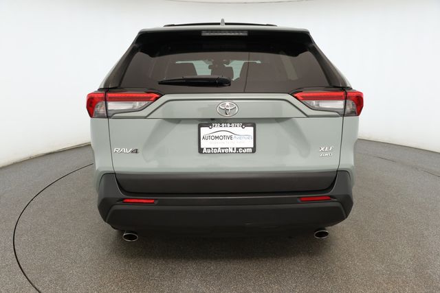 2019 Toyota RAV4 XLE Premium AWD with Cold Weather Package - 22929932 - 4