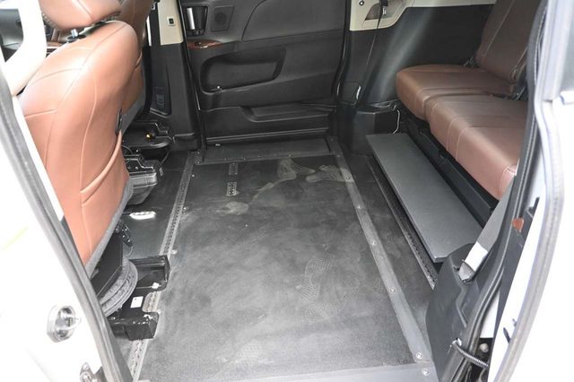 2019 Toyota Sienna Limited Premium FWD 7-Passenger - 22925025 - 28