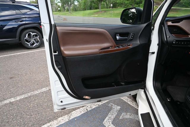 2019 Toyota Sienna Limited Premium FWD 7-Passenger - 22925025 - 33