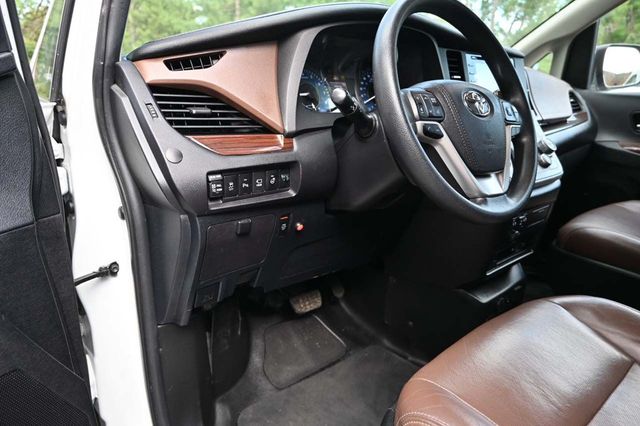 2019 Toyota Sienna Limited Premium FWD 7-Passenger - 22925025 - 34