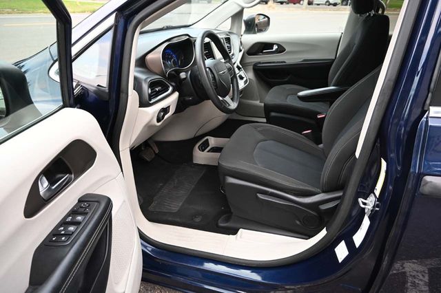 2020 Chrysler Voyager L FWD - 22917642 - 12