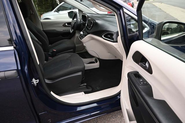 2020 Chrysler Voyager L FWD - 22917642 - 14