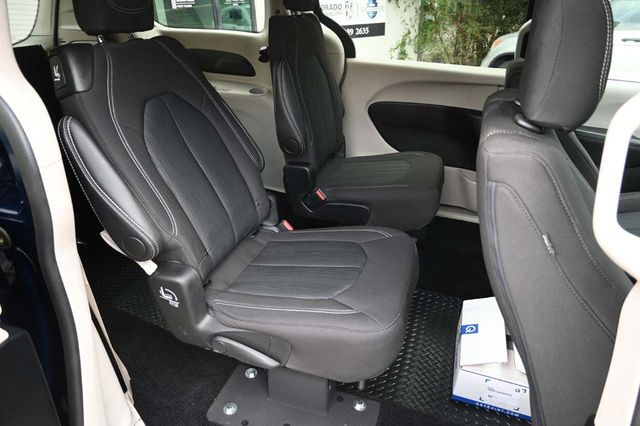 2020 Chrysler Voyager L FWD - 22917642 - 16