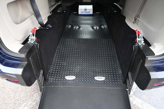 2020 Chrysler Voyager L FWD - 22917642 - 18