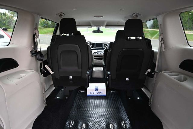 2020 Chrysler Voyager L FWD - 22917642 - 19