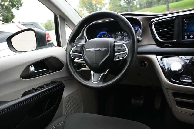 2020 Chrysler Voyager L FWD - 22917642 - 23