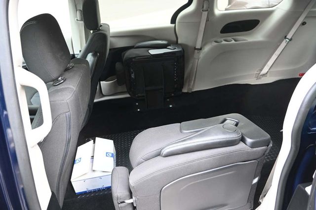 2020 Chrysler Voyager L FWD - 22917642 - 24