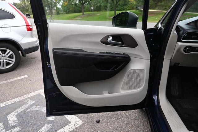 2020 Chrysler Voyager L FWD - 22917642 - 25