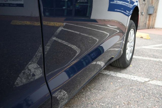 2020 Chrysler Voyager L FWD - 22917642 - 34