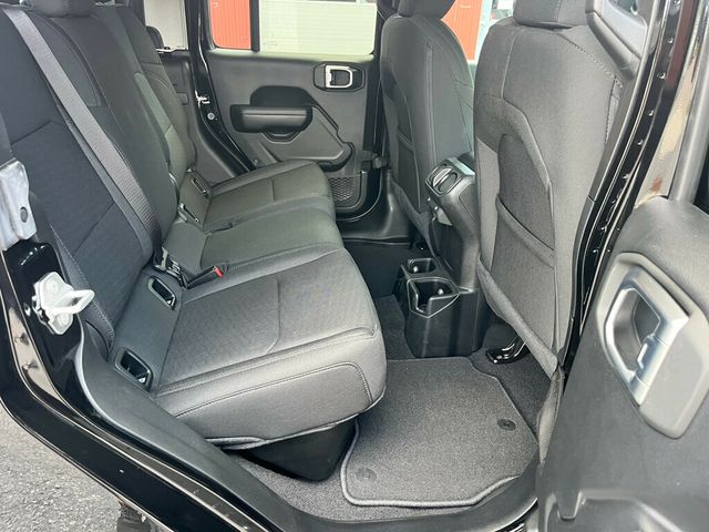 2020 Jeep Gladiator ONLY 199 Miles! Estate Vehicle - 22898784 - 18