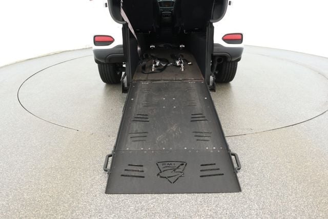 2020 Kia Sorento LX with Manual Flipdown Wheelchair Ramp - 22926447 - 21
