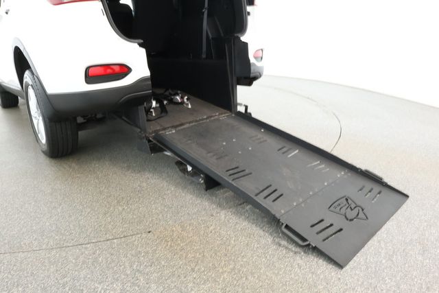 2020 Kia Sorento LX with Manual Flipdown Wheelchair Ramp - 22926447 - 22