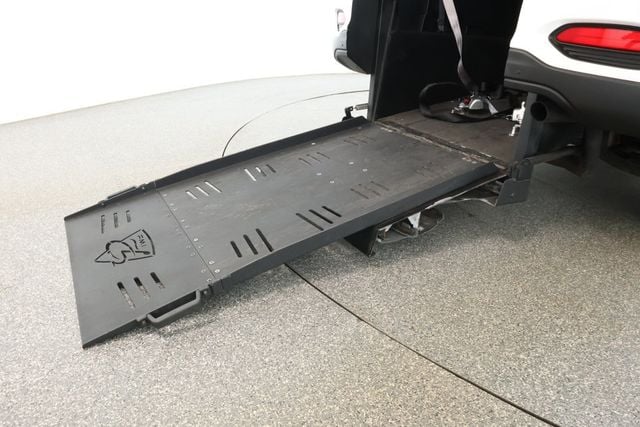 2020 Kia Sorento LX with Manual Flipdown Wheelchair Ramp - 22926447 - 23