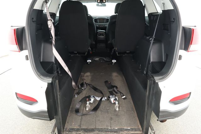 2020 Kia Sorento LX with Manual Flipdown Wheelchair Ramp - 22926447 - 24