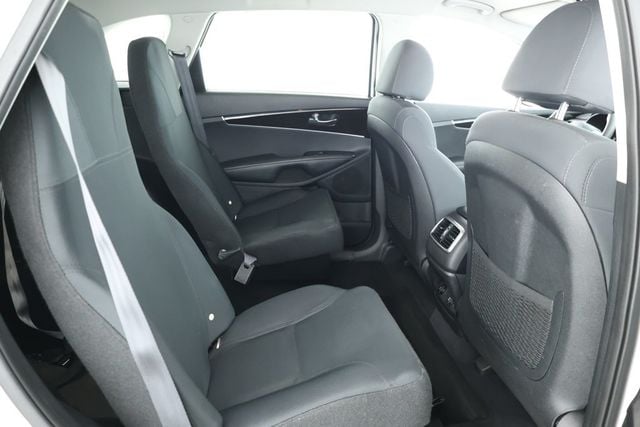 2020 Kia Sorento LX with Manual Flipdown Wheelchair Ramp - 22926447 - 25