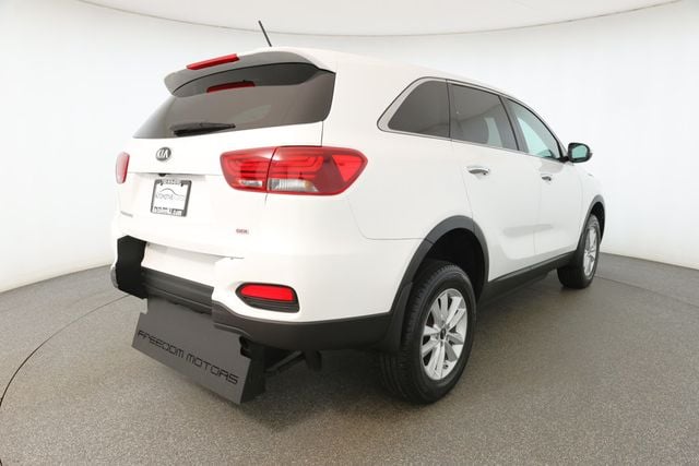 2020 Kia Sorento LX with Manual Flipdown Wheelchair Ramp - 22926447 - 3