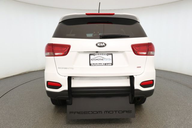 2020 Kia Sorento LX with Manual Flipdown Wheelchair Ramp - 22926447 - 4