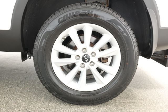 2020 Kia Sorento LX with Manual Flipdown Wheelchair Ramp - 22926447 - 6