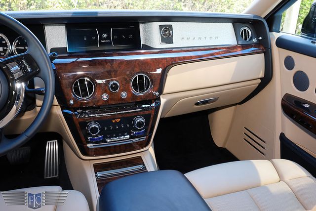 2020 Rolls-Royce Phantom Extended Wheelbase Sedan - 22909109 - 32