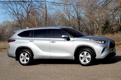 2020 Toyota Highlander LE's photo