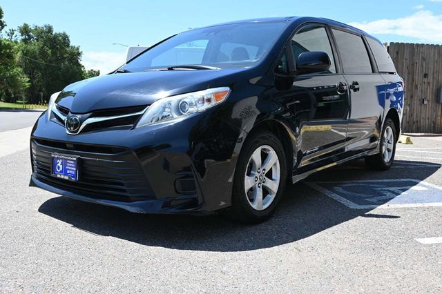 2020 Toyota Sienna LE Mobility FWD 7-Passenger Mobility - 22878972 - 10
