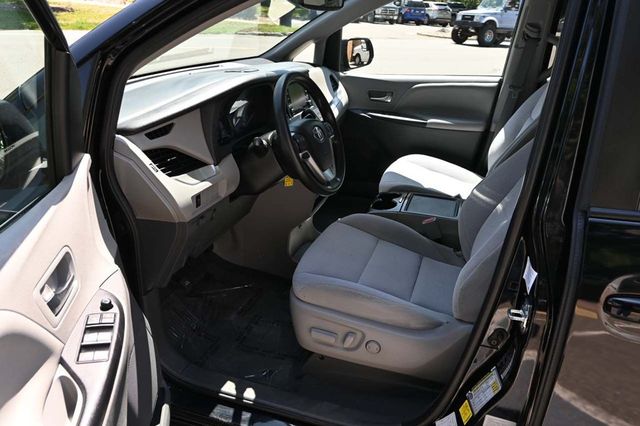 2020 Toyota Sienna LE Mobility FWD 7-Passenger Mobility - 22878972 - 13