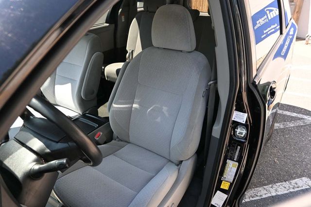 2020 Toyota Sienna LE Mobility FWD 7-Passenger Mobility - 22878972 - 14