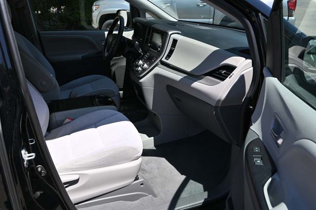 2020 Toyota Sienna LE Mobility FWD 7-Passenger Mobility - 22878972 - 15