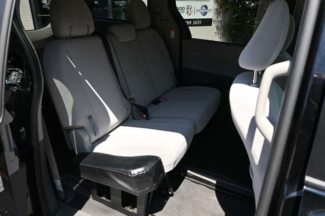 2020 Toyota Sienna LE Mobility FWD 7-Passenger Mobility - 22878972 - 17