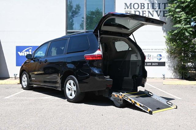 2020 Toyota Sienna LE Mobility FWD 7-Passenger Mobility - 22878972 - 1