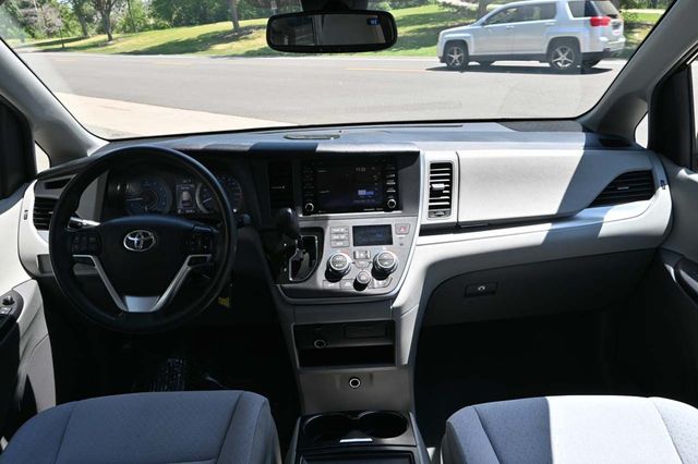 2020 Toyota Sienna LE Mobility FWD 7-Passenger Mobility - 22878972 - 19