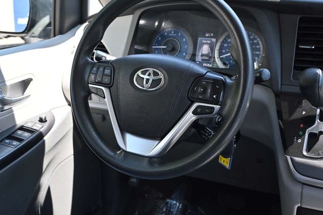 2020 Toyota Sienna LE Mobility FWD 7-Passenger Mobility - 22878972 - 21