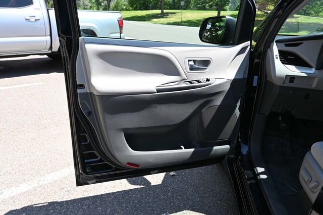 2020 Toyota Sienna LE Mobility FWD 7-Passenger Mobility - 22878972 - 24
