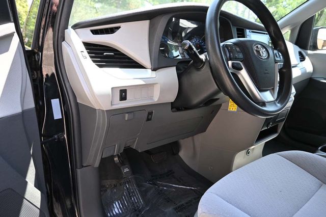 2020 Toyota Sienna LE Mobility FWD 7-Passenger Mobility - 22878972 - 25