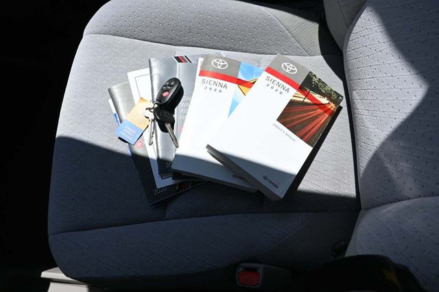 2020 Toyota Sienna LE Mobility FWD 7-Passenger Mobility - 22878972 - 32