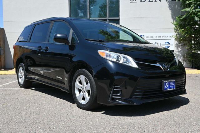 2020 Toyota Sienna LE Mobility FWD 7-Passenger Mobility - 22878972 - 4