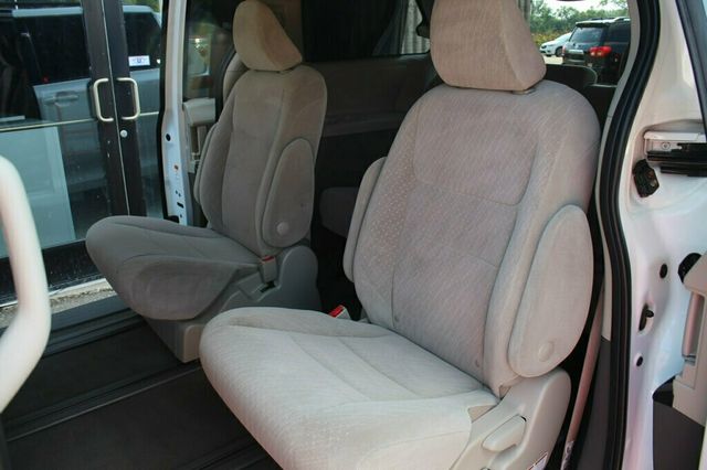 2020 Toyota Sienna ONE OWNER AWD LE  - 22898760 - 27