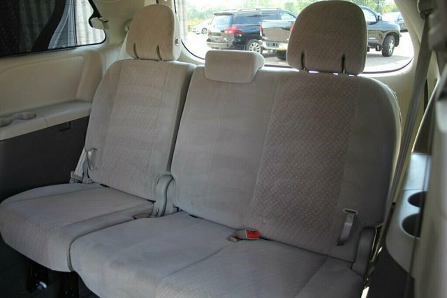 2020 Toyota Sienna ONE OWNER AWD LE  - 22898760 - 28