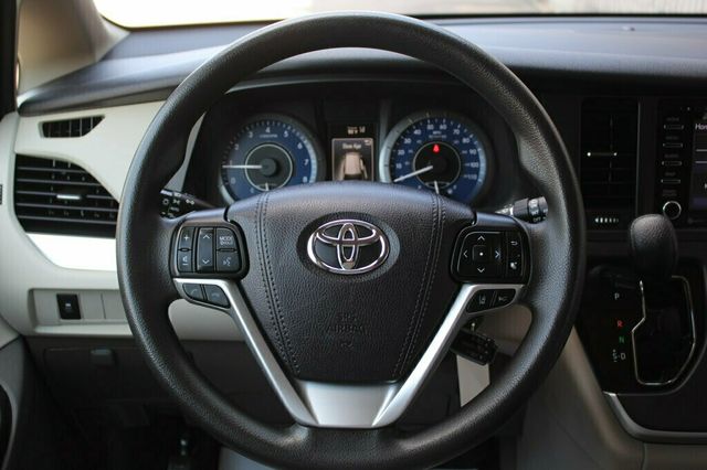 2020 Toyota Sienna ONE OWNER AWD LE  - 22898760 - 30