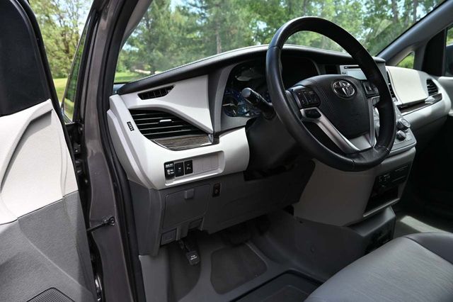 2020 Toyota Sienna XLE Automatic Access Seat FWD 7-Passenger - 22871113 - 31