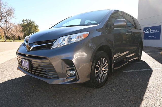 2020 Toyota Sienna XLE Premium FWD 8-Passenger - 22939146 - 9