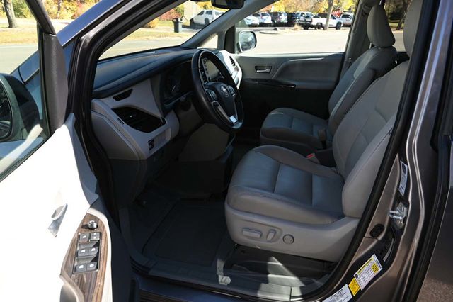 2020 Toyota Sienna XLE Premium FWD 8-Passenger - 22939146 - 12