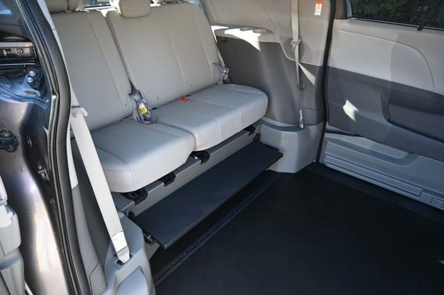 2020 Toyota Sienna XLE Premium FWD 8-Passenger - 22939146 - 17