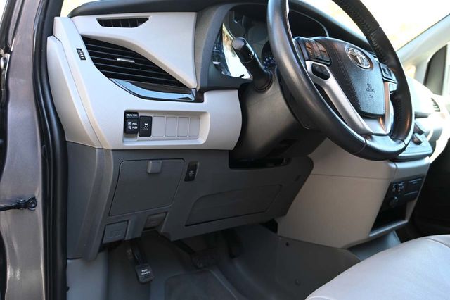 2020 Toyota Sienna XLE Premium FWD 8-Passenger - 22939146 - 30