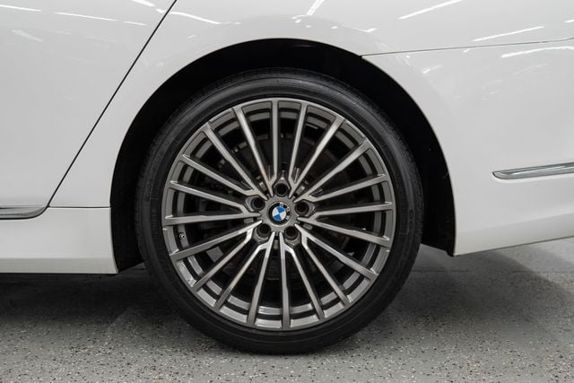 2021 BMW 7 Series 750i xDrive - 22429841 - 52