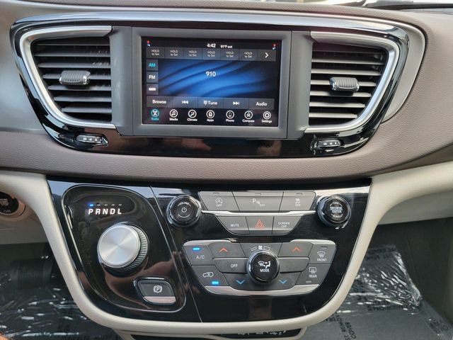 2021 Chrysler Voyager LX Minivan 4D - 22570953 - 13