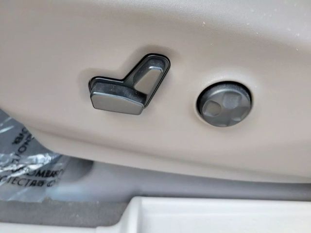 2021 Chrysler Voyager LX Minivan 4D - 22570953 - 24