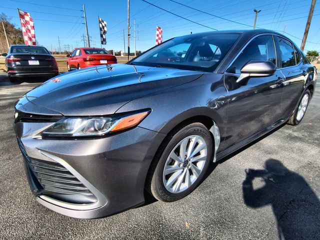 2021 Toyota Camry LE's photo