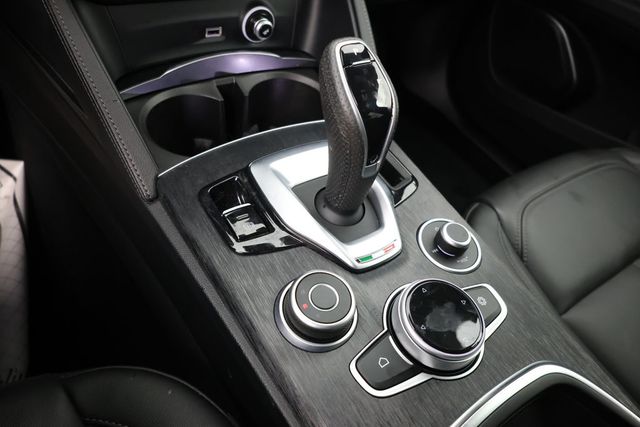 2022 Alfa Romeo Stelvio Sprint AWD with 19'' Sport 5-Hole Aluminum Wheels - 22939505 - 11