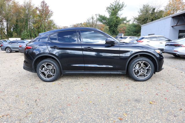 2022 Alfa Romeo Stelvio Sprint with Dual-Pane Sunroof & 19'' Wheels - 22939930 - 5